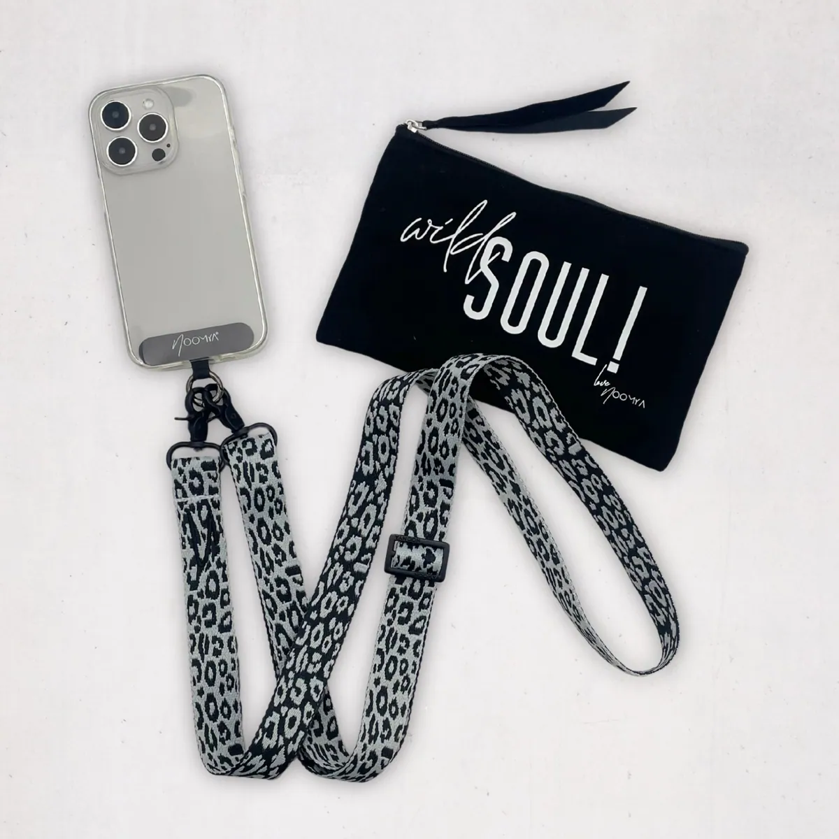 Breites Handyband | universal für alle Handymodelle inkl Adapter | Dein stylisher Begleiter | Wild Soul Leo - Ghost Grey