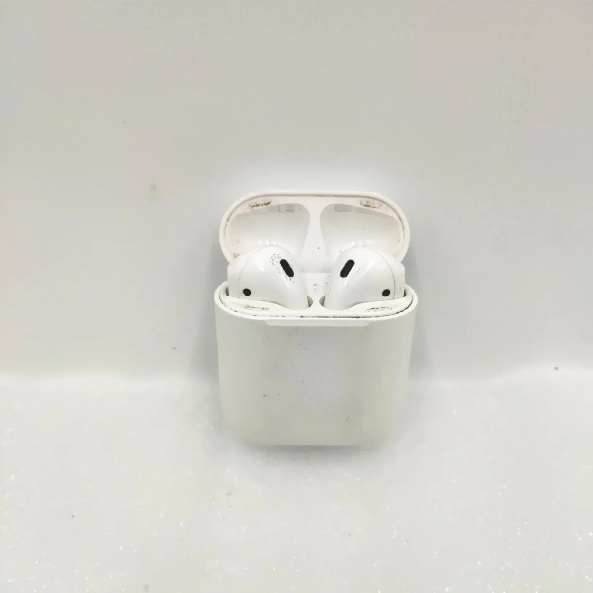 Apple AirPods 2 Generation kabelgebundenes Ladecase defekt siehe Bilder