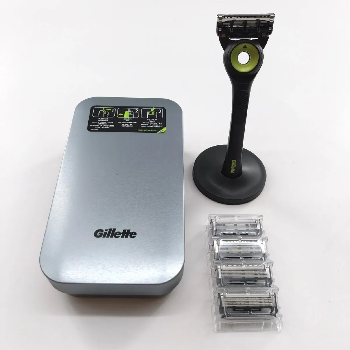 Gillette Rasierer Herrenpflege Rasierapparat mit 5 Ersatzklingen magnetische Basis Pflege